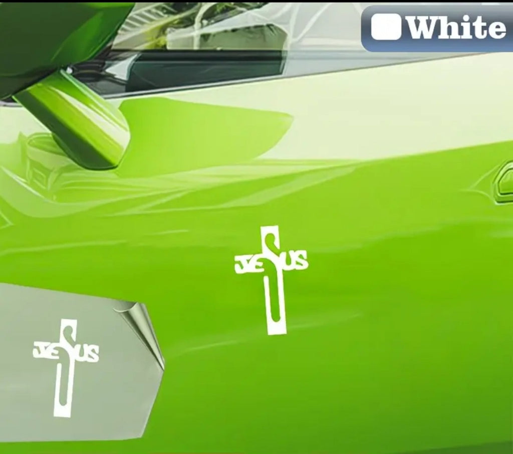 Pegatina Jesús en cruz blanca aplicada a un auto