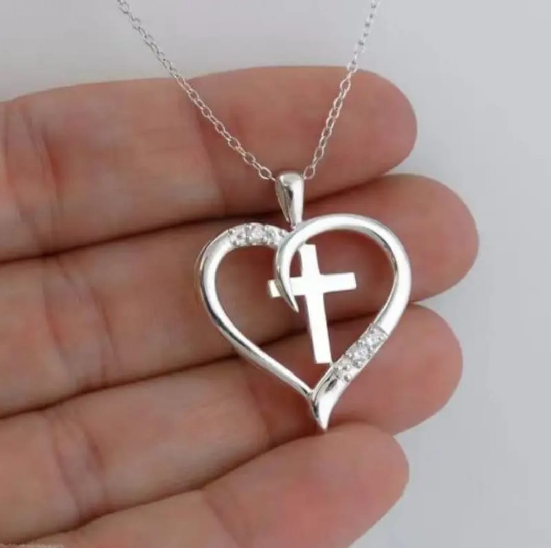 Collar Corazón con Cruz en Acero Inoxidable — Tu Amor Divino, Visible en Cada Paso