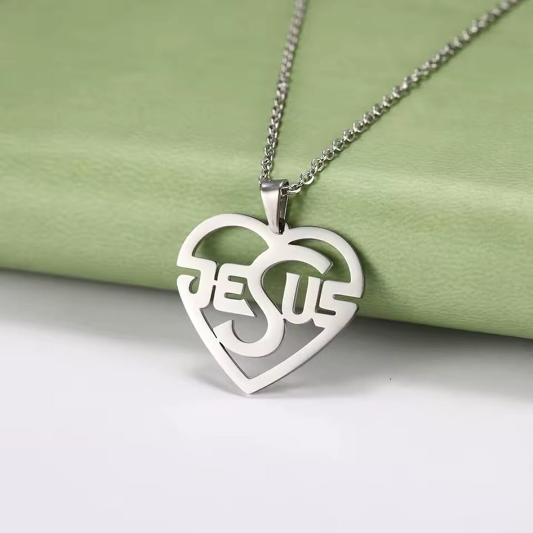 Collar Corazón “Jesus” en Acero Inoxidable — Fe, Amor y Elegancia en Cada Detalle
