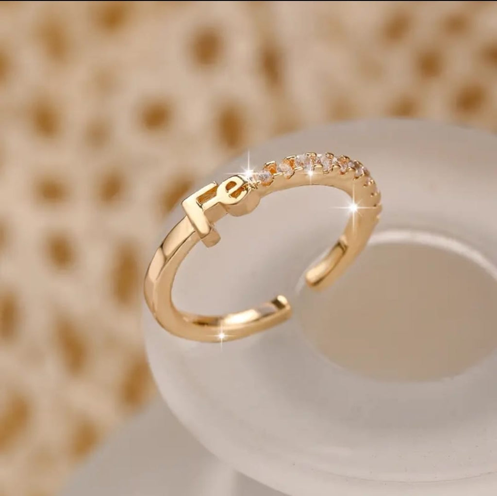 Anillo Ajustable "Fe" con Circonias — Dorado