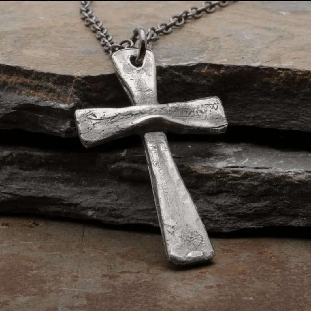 Collar Cruz Texturizada en Acero Inoxidable — Tu Ancla en Medio de la Tormenta