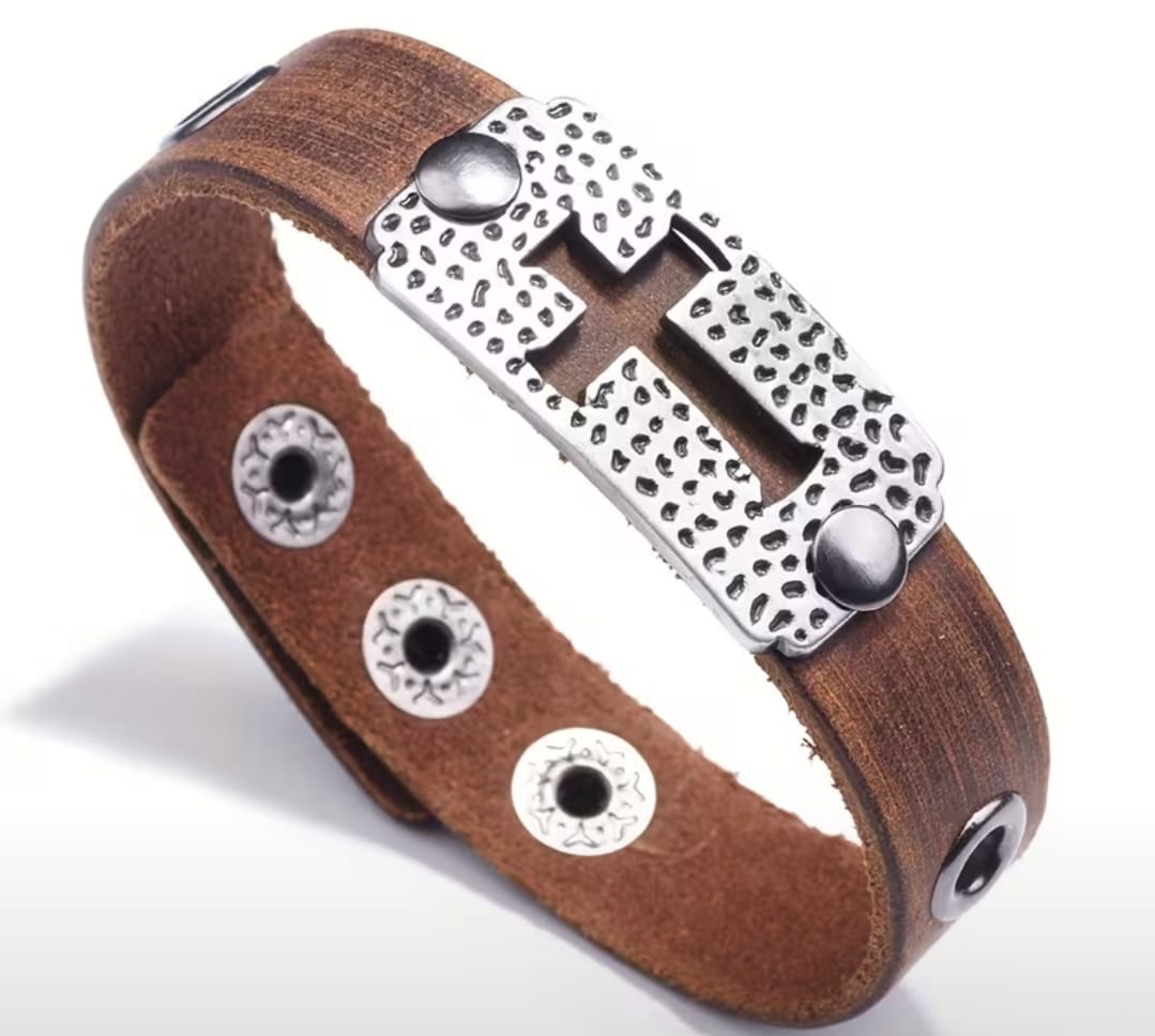 Pulsera de cuero café incluida en el Pack Elías y Eliseo