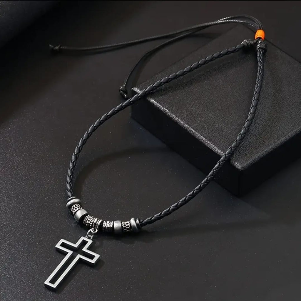 Collar Eleazar | Cuero Negro y Cruz de Acero — Firmeza que se Lleva Puesta ✝️