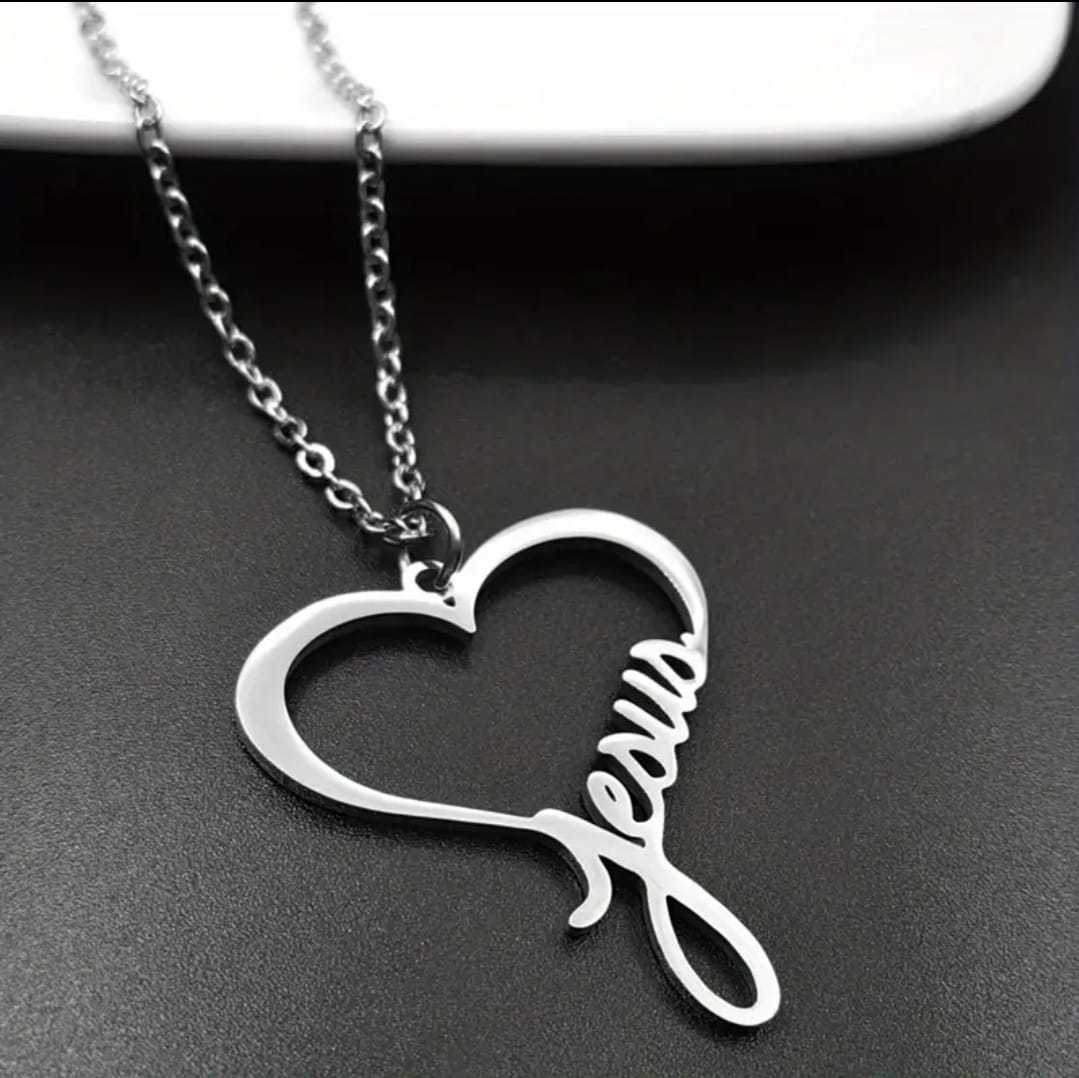 Collar Corazón “Jesus” en Acero Inoxidable — Amor, Fe y Elegancia en Cada Detalle