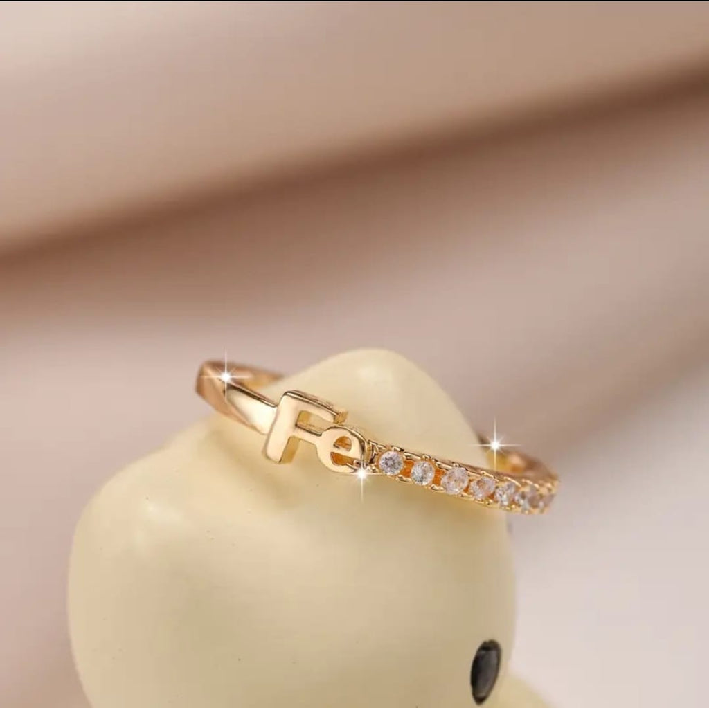 Anillo Ajustable "Fe" con Circonias — Dorado