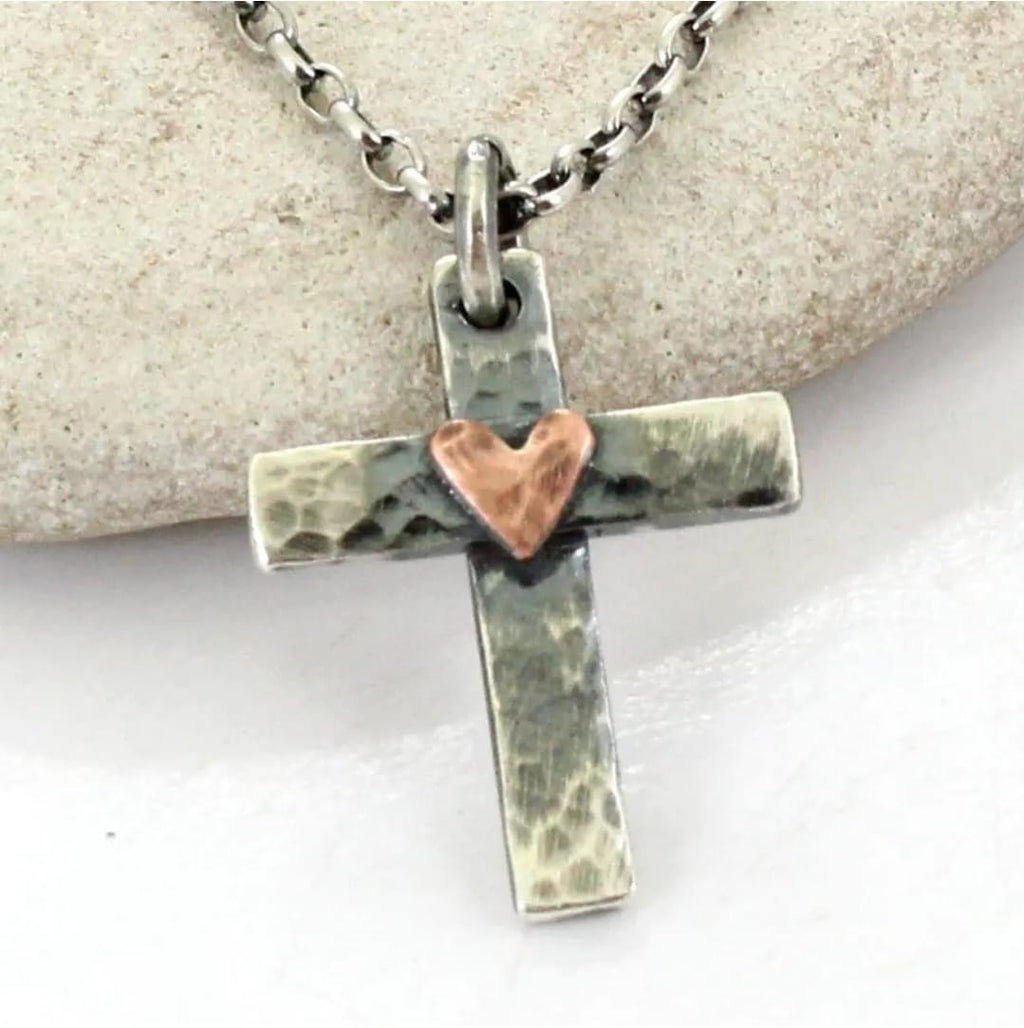 Colgante Cruz con Corazón Forjado a Mano
