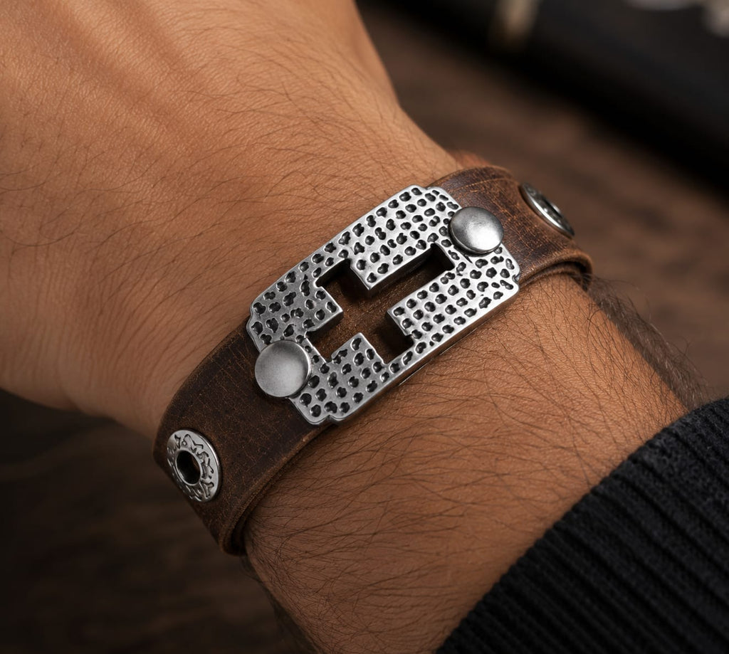 Pulsera de cuero café del Pack Elías y Eliseo puesta en la muñeca