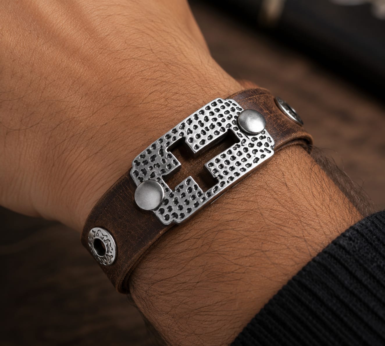 Pulsera de cuero café del Pack Elías y Eliseo puesta en la muñeca