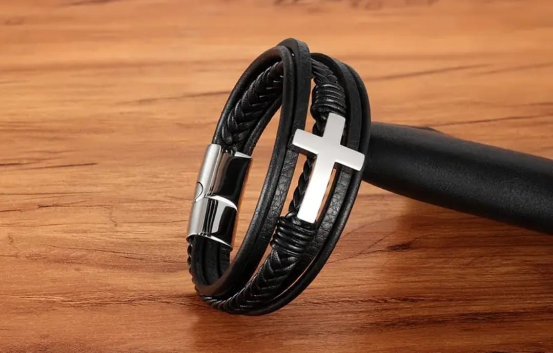 Pulsera Cruz de Fe “Victoria” – Cuero Negro Premium