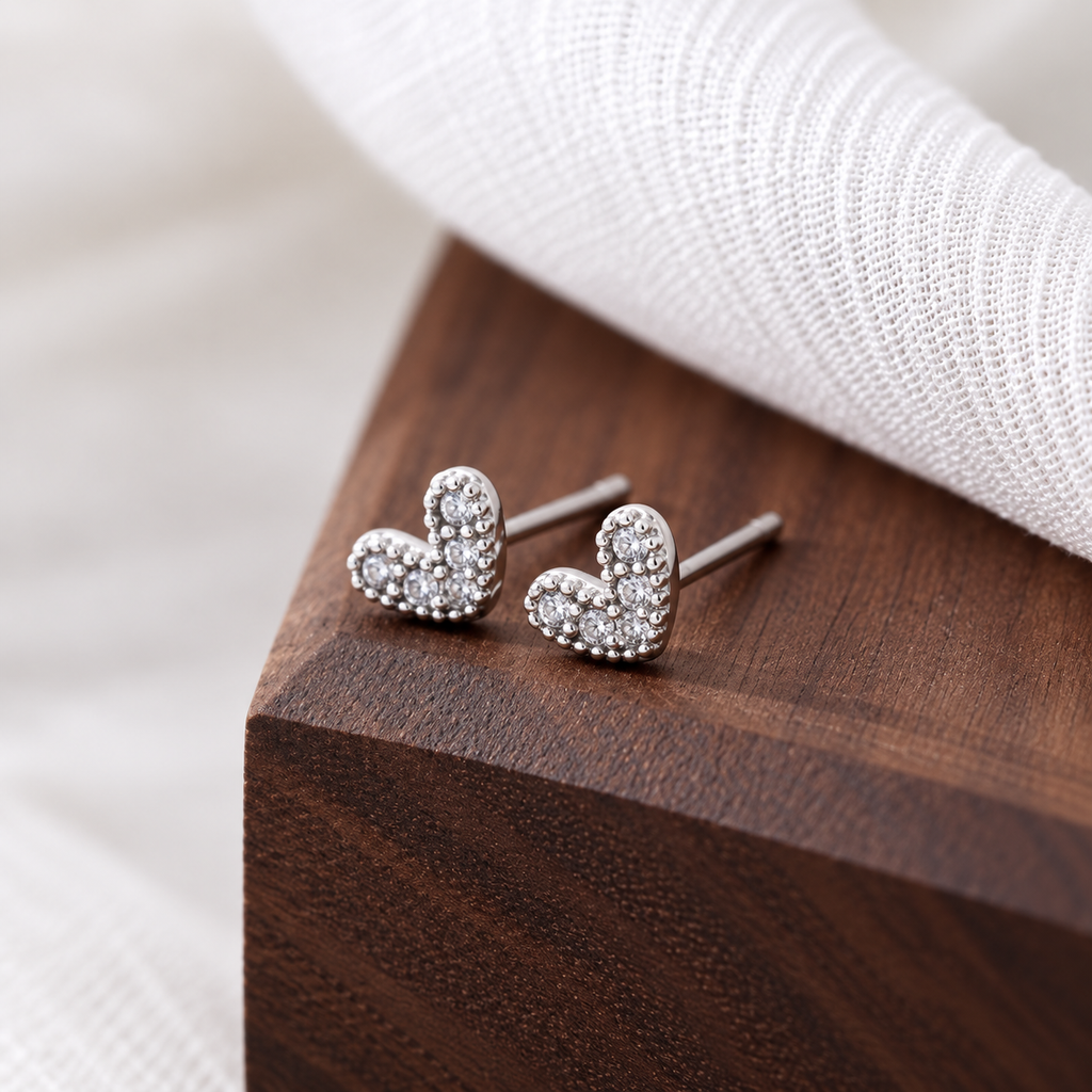 Detalle de los Aros Corazón Amada sobre base de madera
