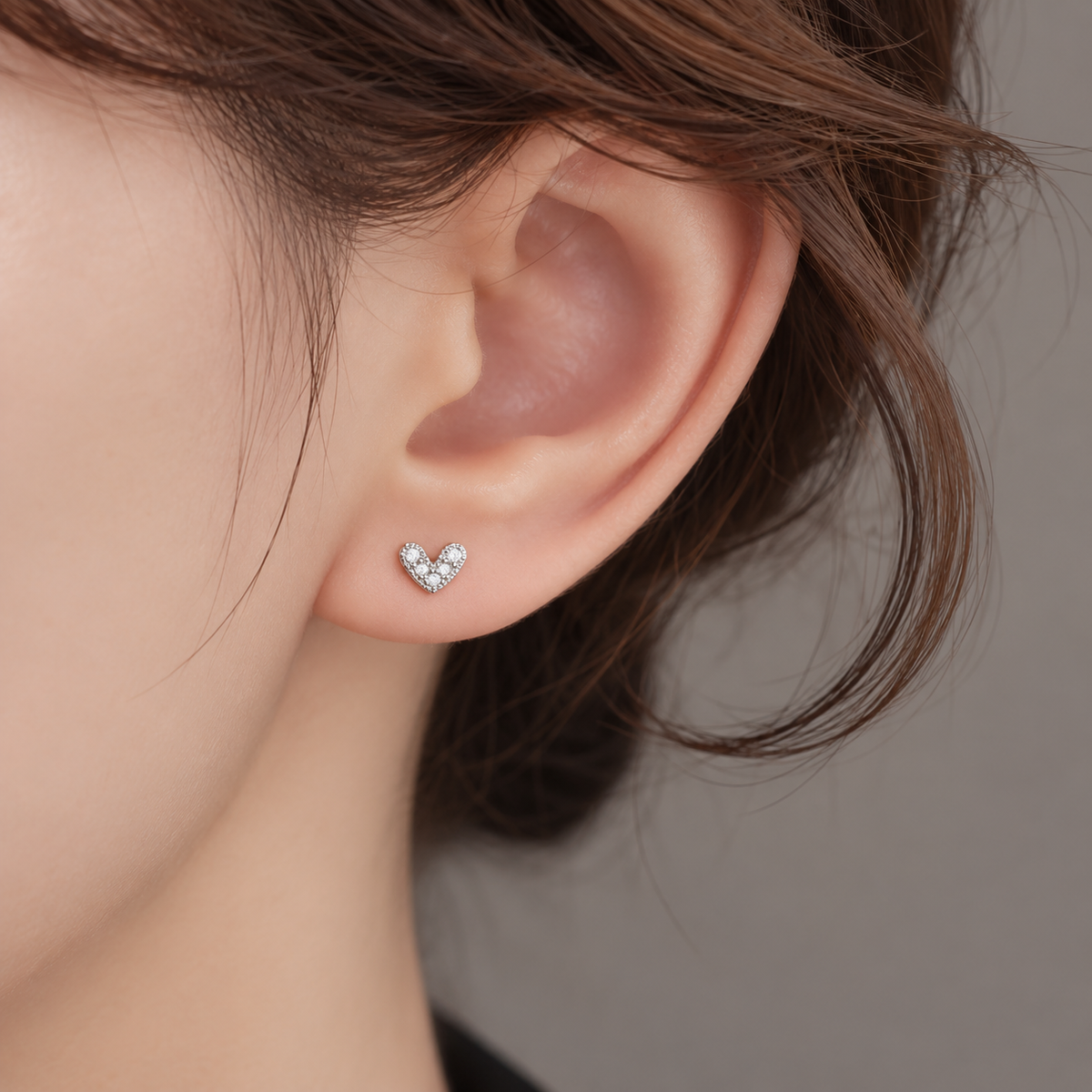 Aro Corazón Amada plateado usado en la oreja