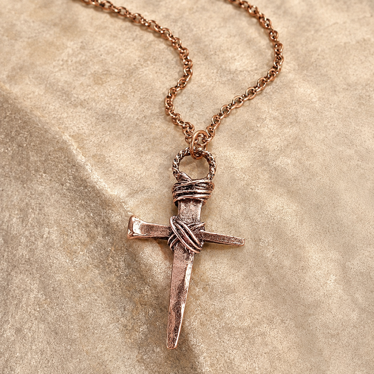 Collar Cruz Clavo de Jesús Color Cobre | Collar Cristiano de Acero Inoxidable Premium | Joyería Cristiana de Fe para Hombre y Mujer — macro