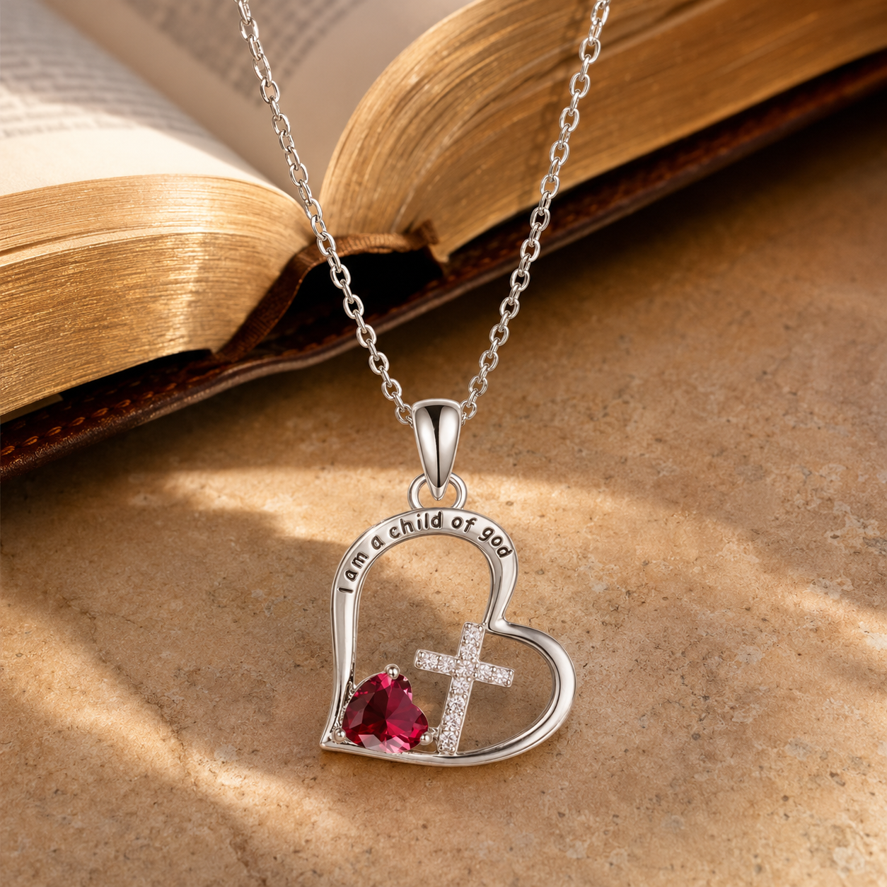 Collar Child of God | Corazón y Cruz — Soy Hija de Dios ✝️✨ — escena editorial con Biblia