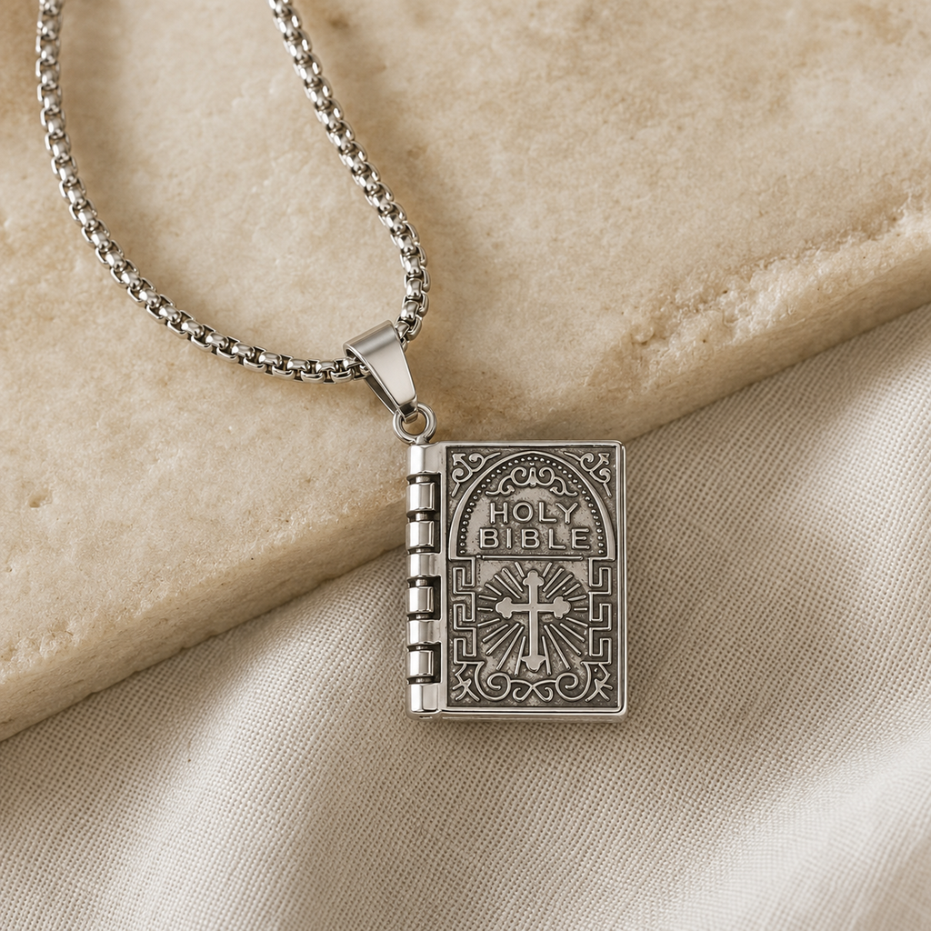 Collar Biblia Eterna | Acero Inoxidable — La Palabra Siempre Contigo ✝️📖 — detalle macro