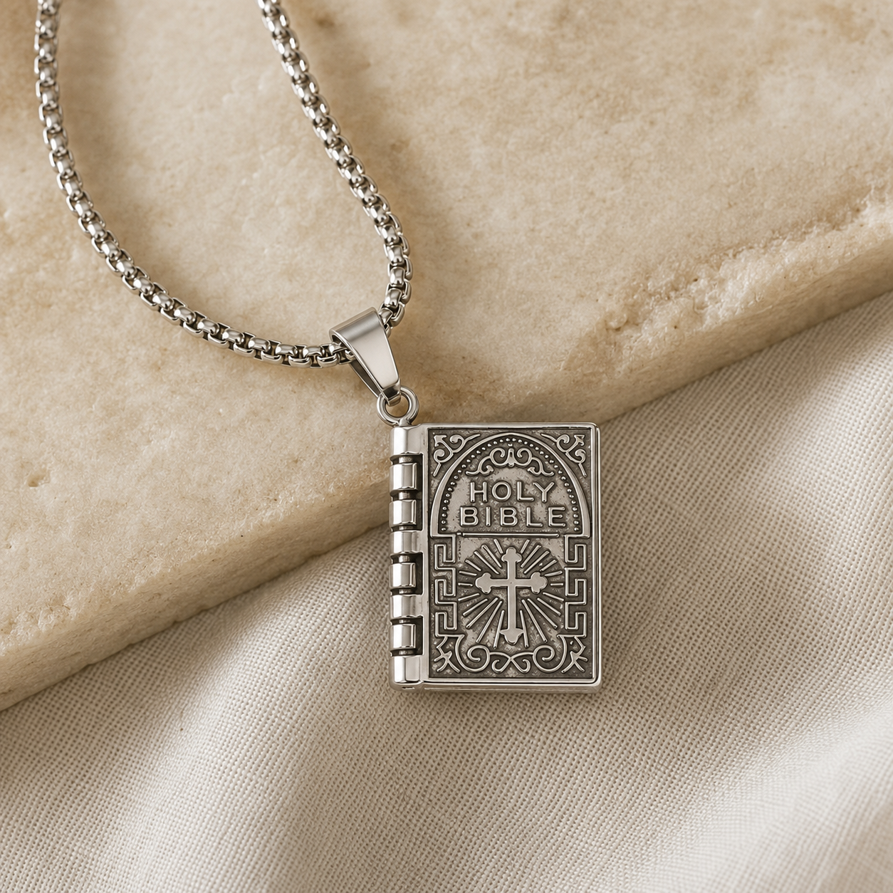 Collar Biblia Eterna | Acero Inoxidable — La Palabra Siempre Contigo ✝️📖 — detalle macro