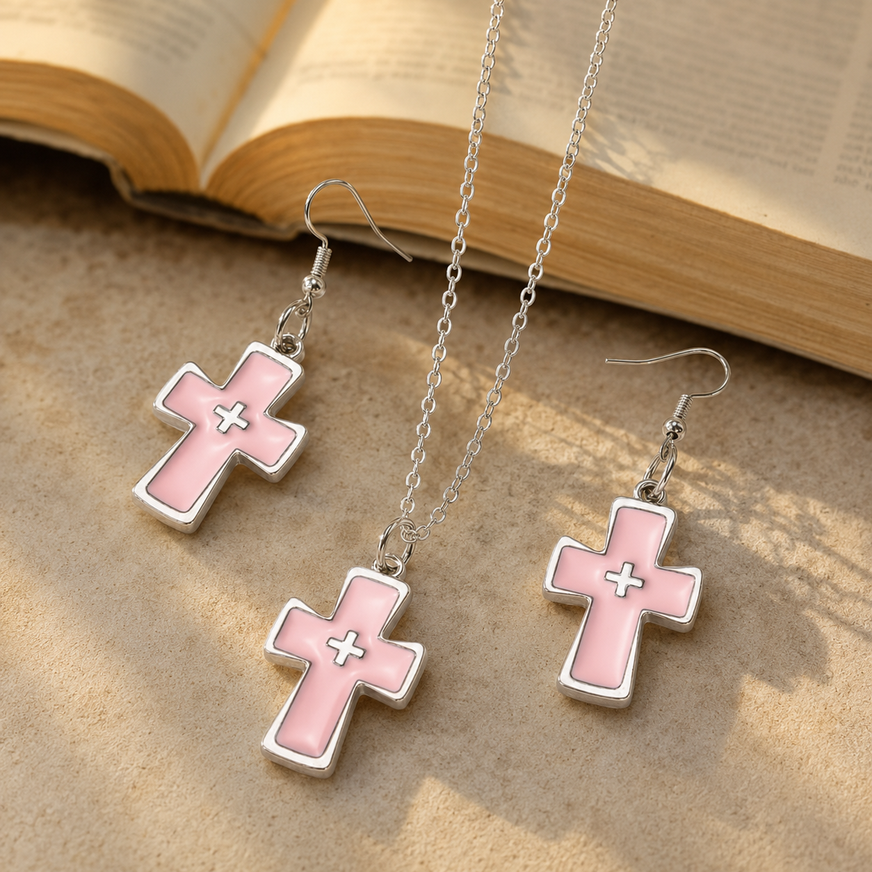 Collar y aros de cruz rosa con cadena y ganchitos de plata del Pack Marta y María