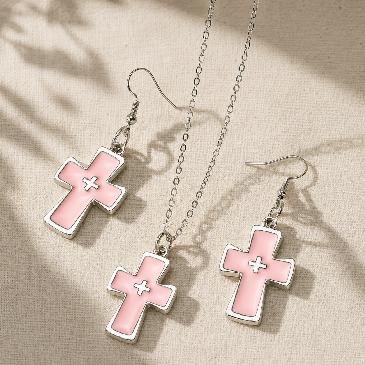 Set Cruz Rosa Delicada – Collar + Aros ✝️🌸 — macro
