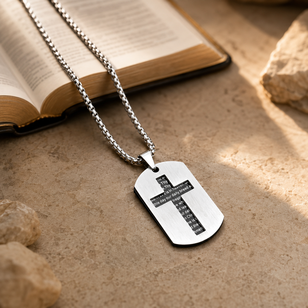 Collar “Padre Nuestro” — Tu Oración, Tu Protección, Tu Estilo — escena editorial con Biblia