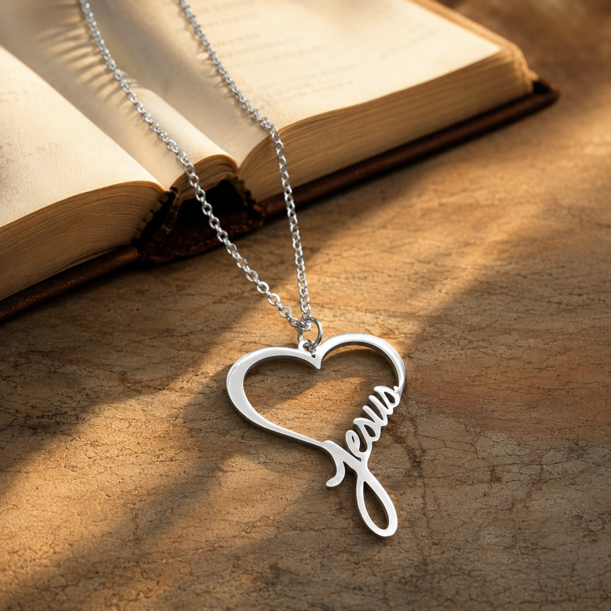 Collar Corazón Jesús | Nada Nos Podrá Separar de Tu Amor — escena editorial con Biblia
