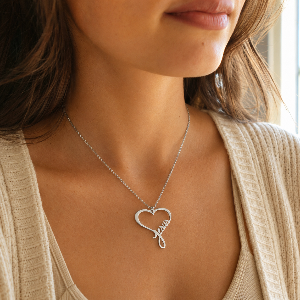 Collar Corazón Jesús | Nada Nos Podrá Separar de Tu Amor — modelo