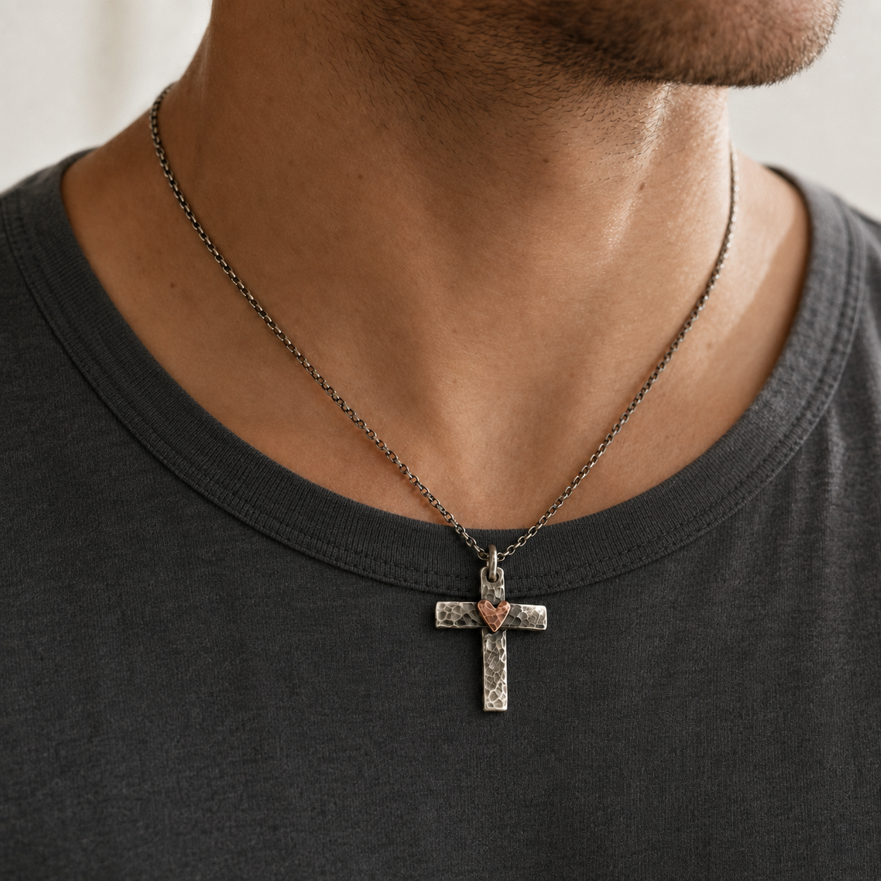 Colgante Cruz con Corazón Forjado a Mano en hombre con polera masculina