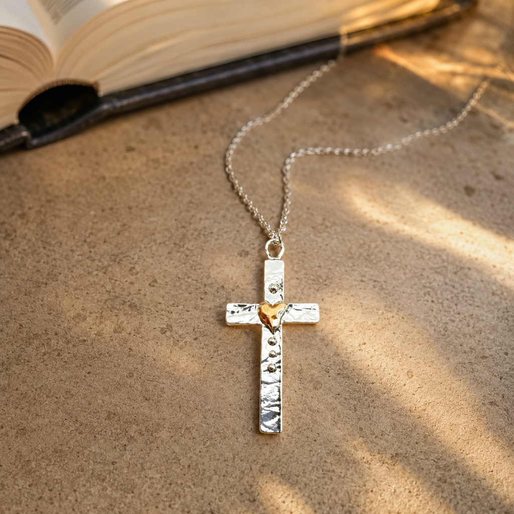 Colgante de Fe y Elegancia — escena editorial con Biblia