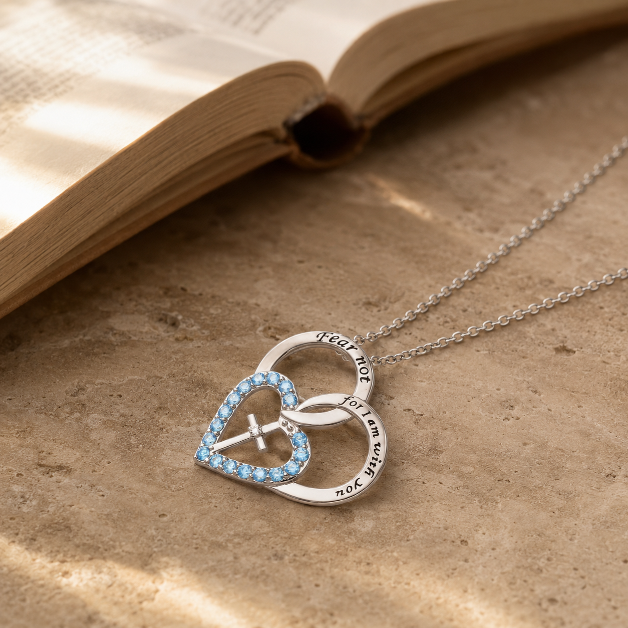 Collar Abías — escena editorial con Biblia