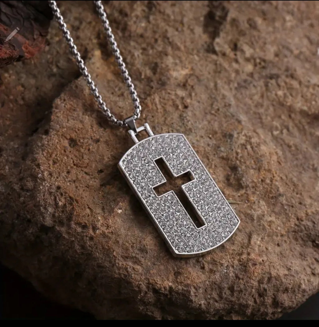 Collar plateado con colgante rectangular con cruz y piedras brillantes