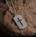 Collar plateado con colgante rectangular con cruz y piedras brillantes