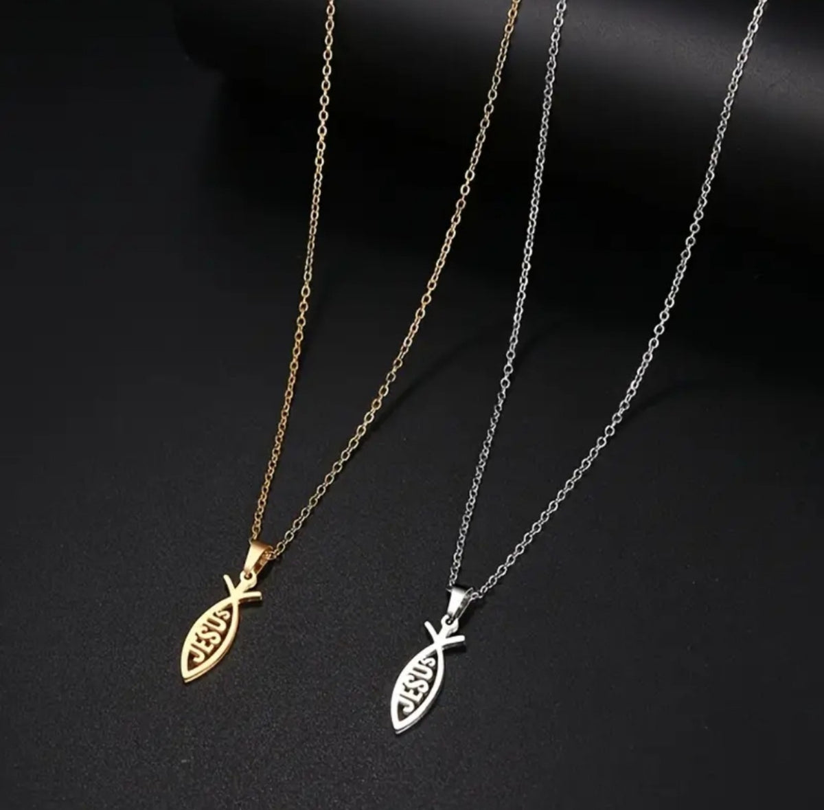 Collares Ichthys Mini Jesús dorado y plateado sobre fondo negro