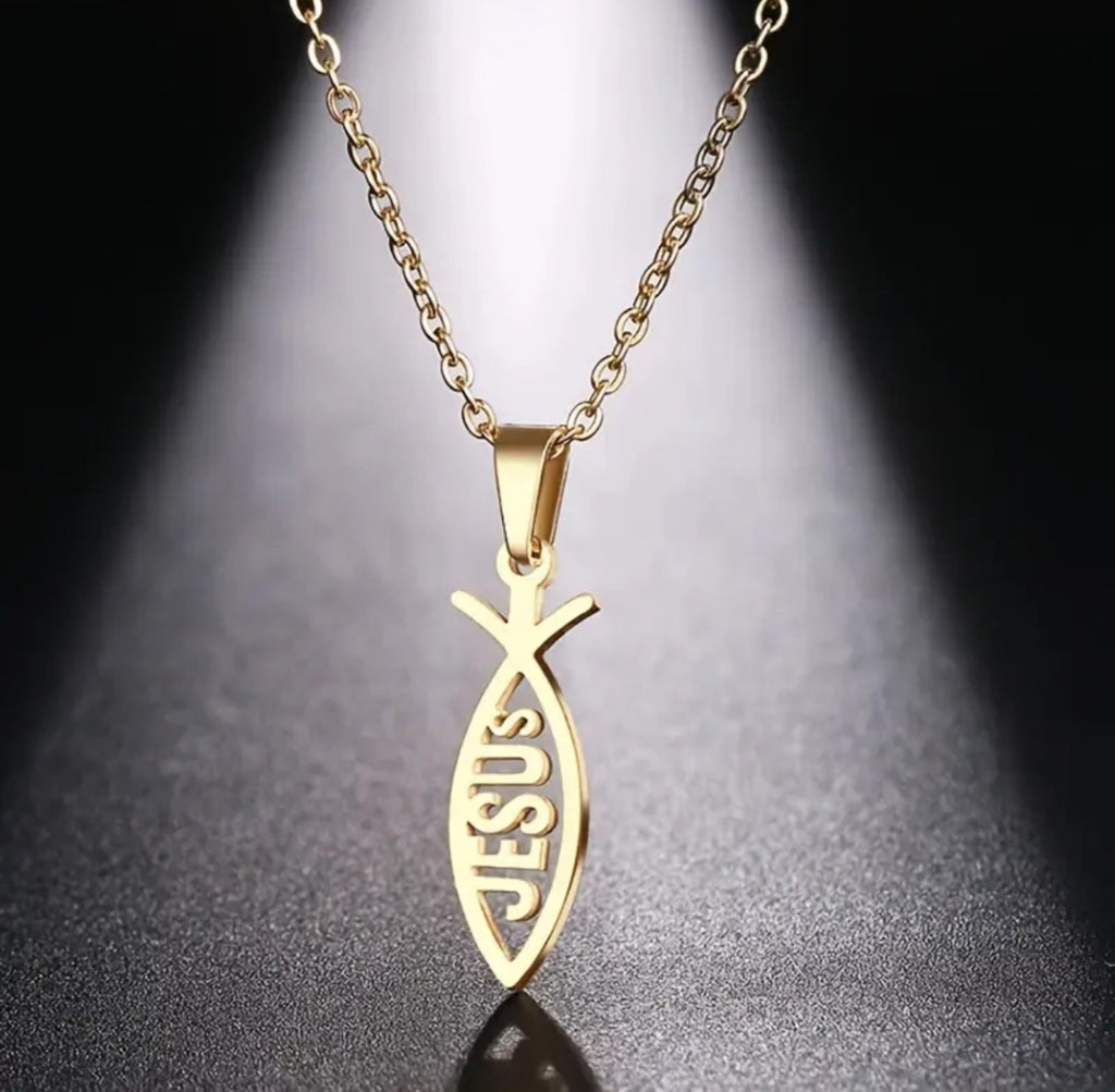 Collar Ichthys Mini Jesús dorado sobre fondo oscuro