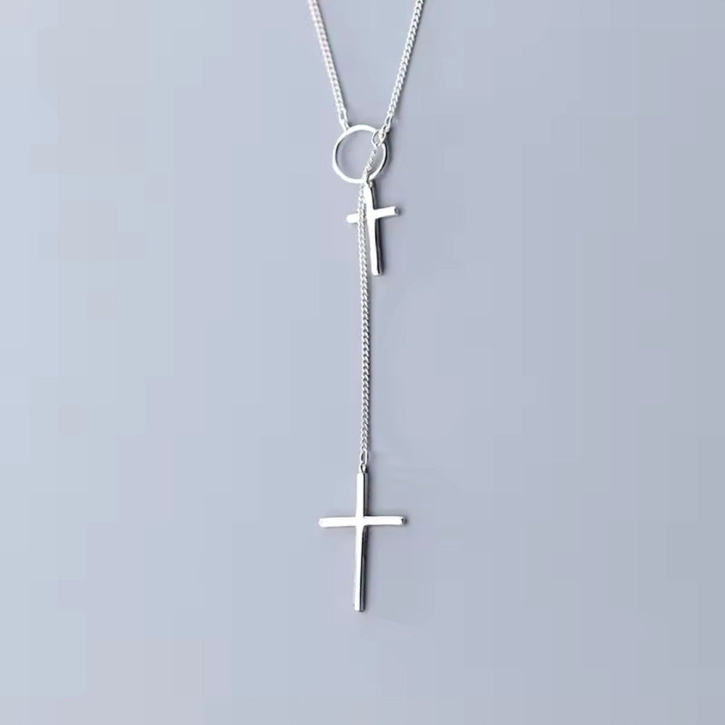 Collar cristiano plateado de doble cruz, detalle frontal