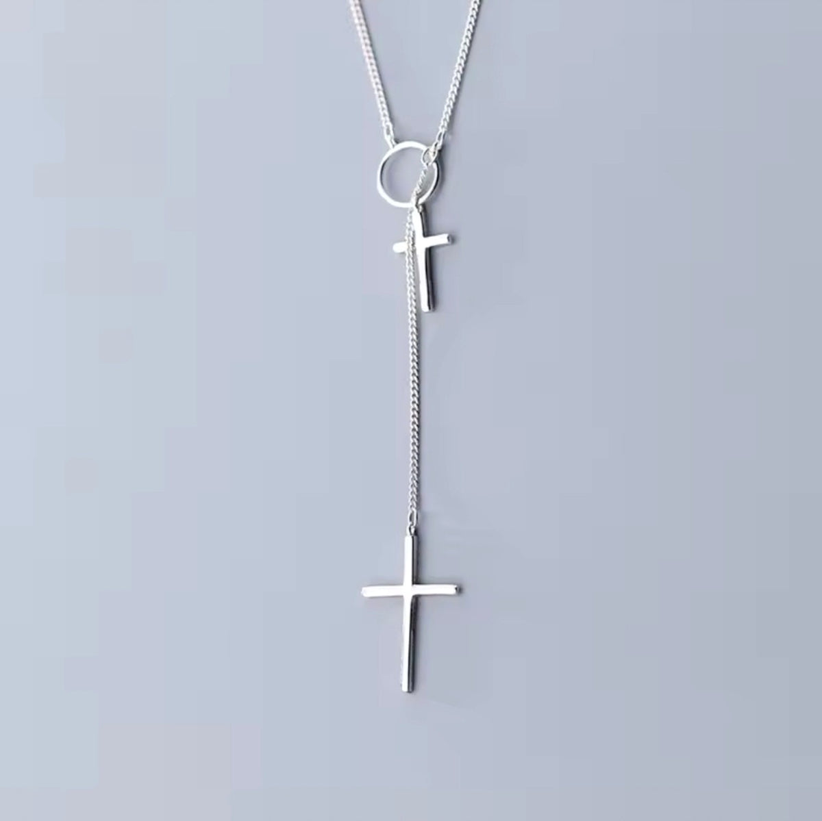 Collar cristiano plateado de doble cruz, detalle frontal