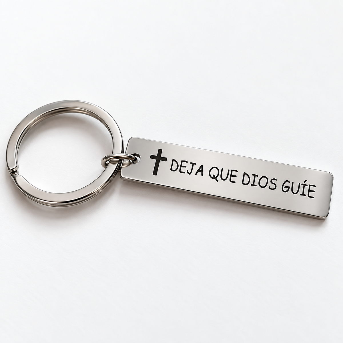 Detalle del llavero cristiano Deja que Dios Guíe en acero inoxidable