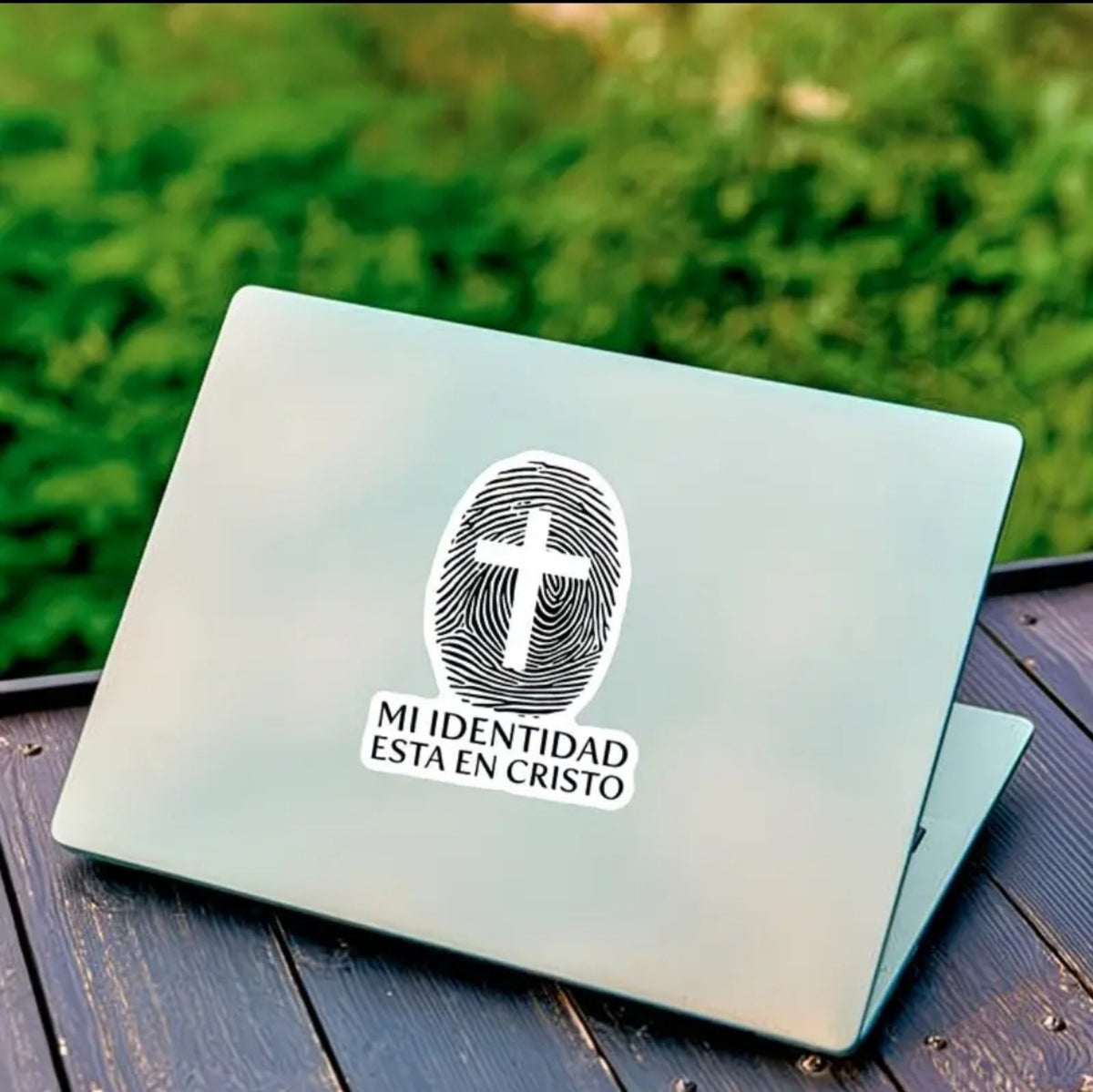 Pegatina cristiana Mi identidad está en Cristo aplicada en superficie lisa