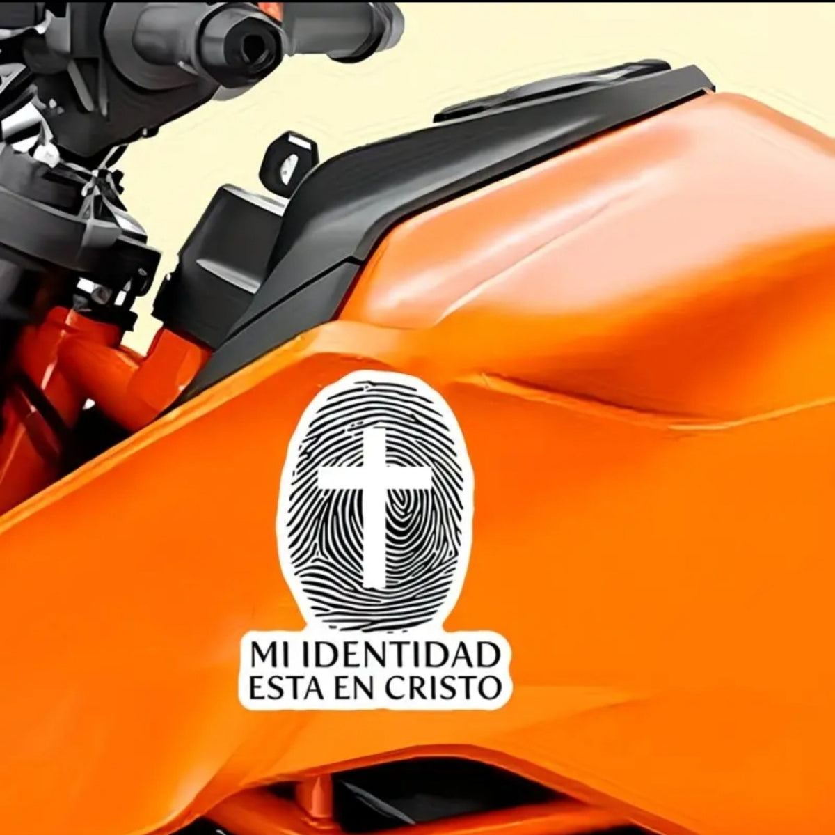 Pegatina cristiana Mi identidad está en Cristo aplicada en superficie lisa