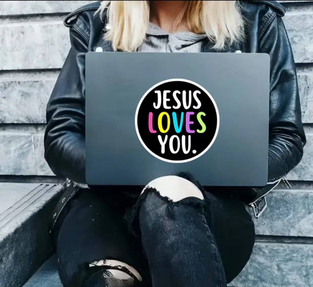Pegatina Jesus Loves You aplicada en computador