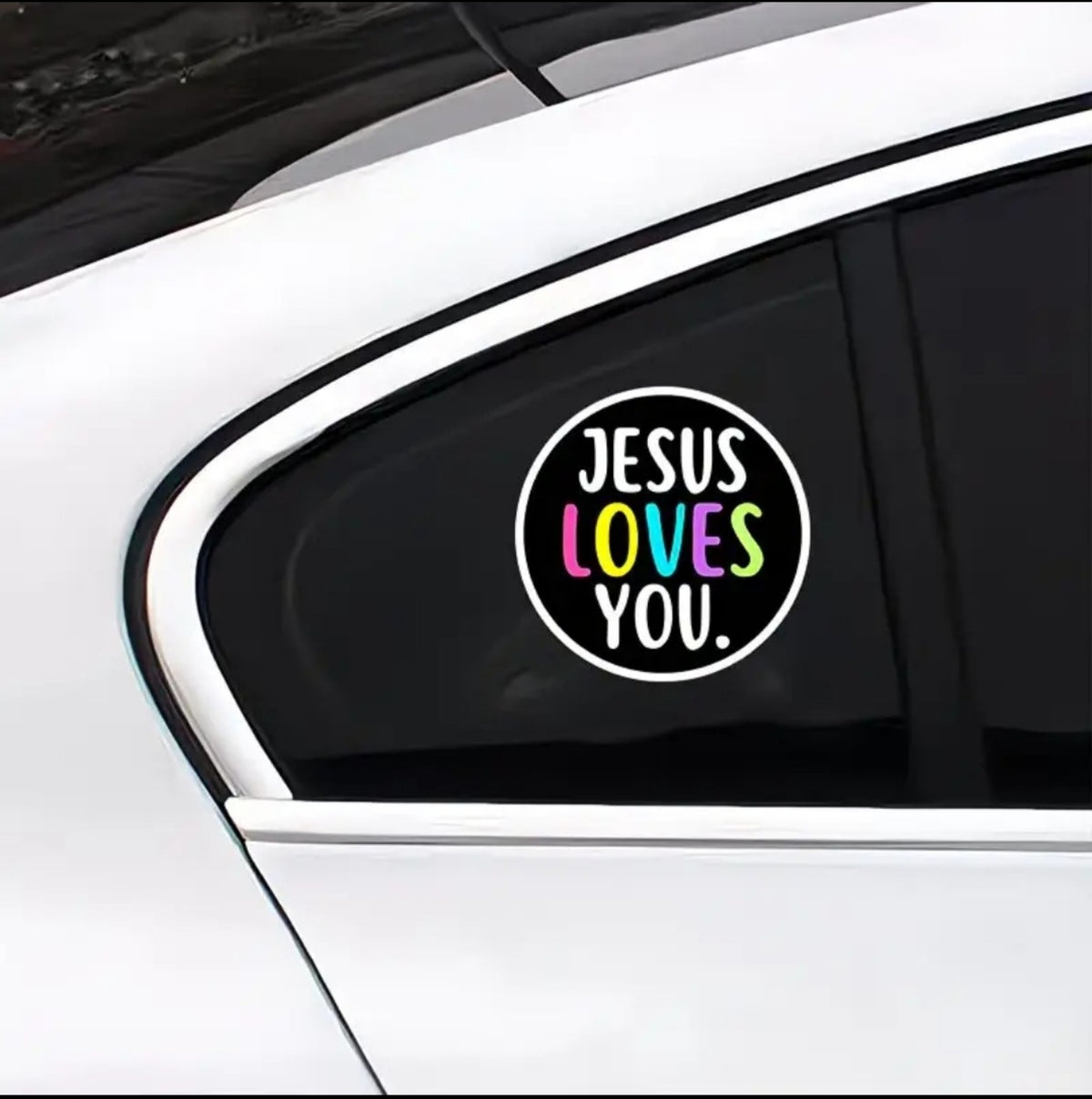 Pegatina Jesus Loves You en ventana de auto