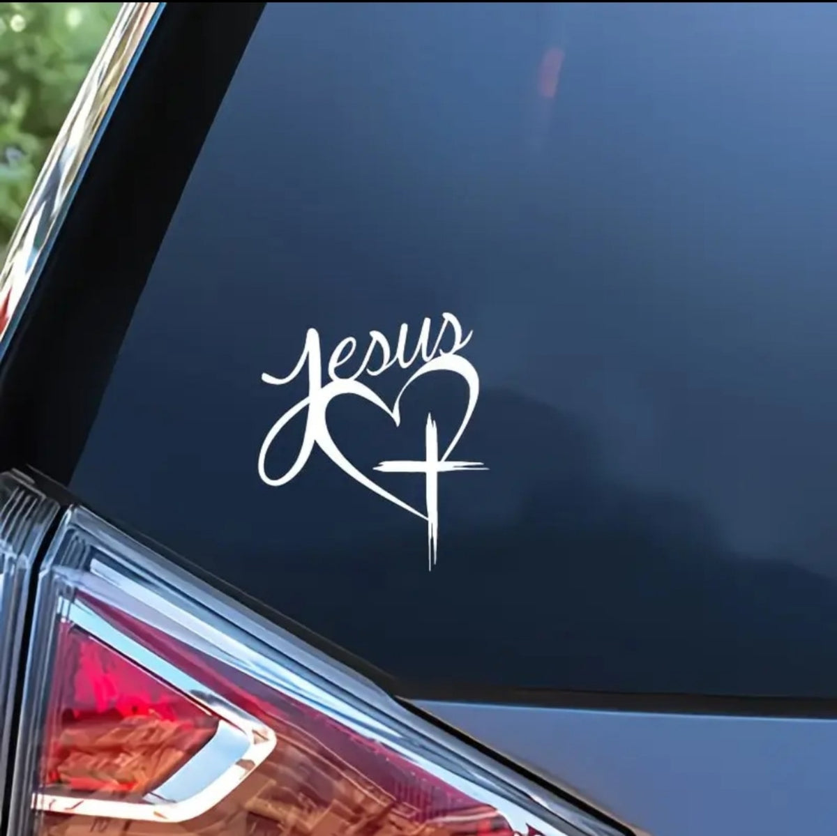 Diseño blanco Jesús con corazón y cruz en ventana