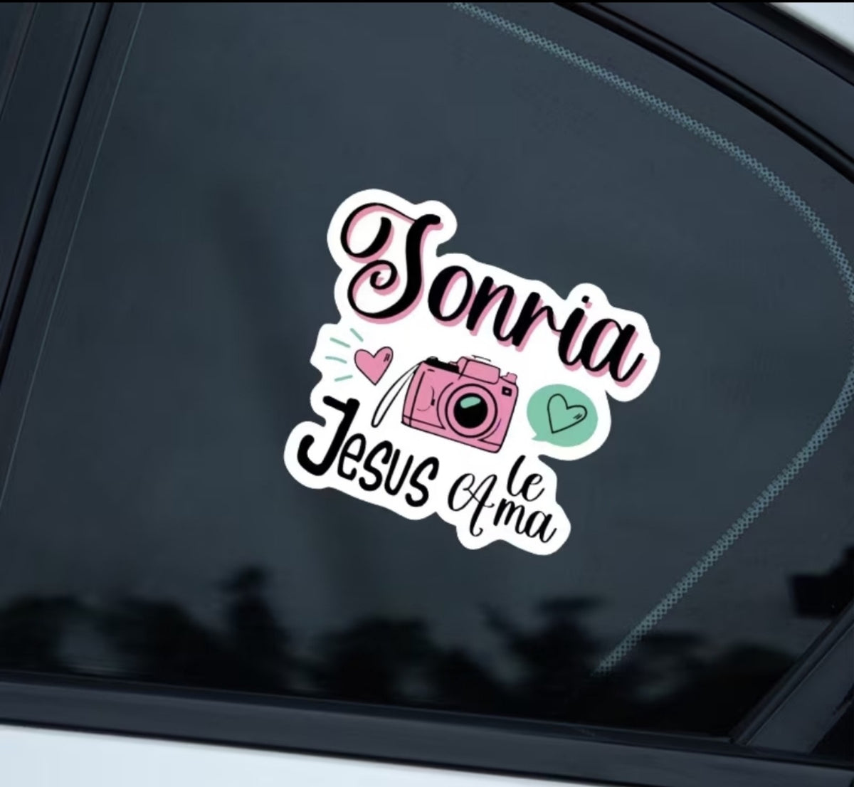 Ejemplo de la pegatina Sonría Jesús le ama sobre vidrio
