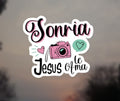 Pegatina cristiana Sonría Jesús le ama con cámara rosa y corazones