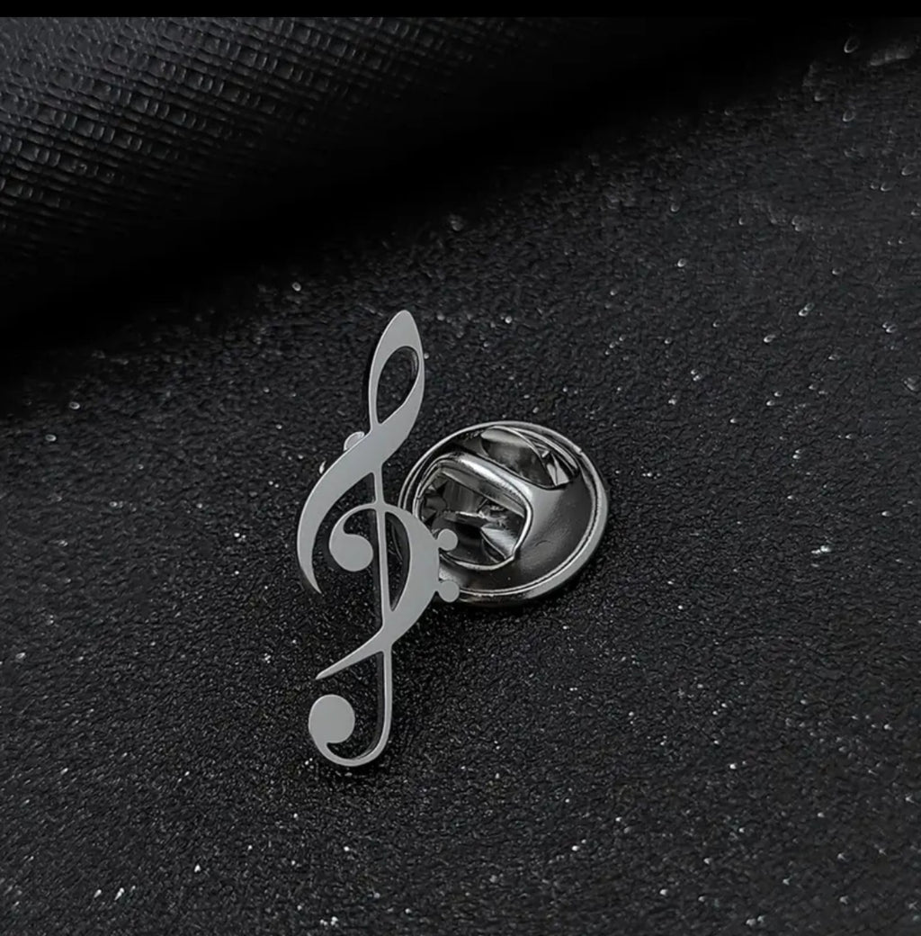 Detalle del broche posterior del pin clave de sol