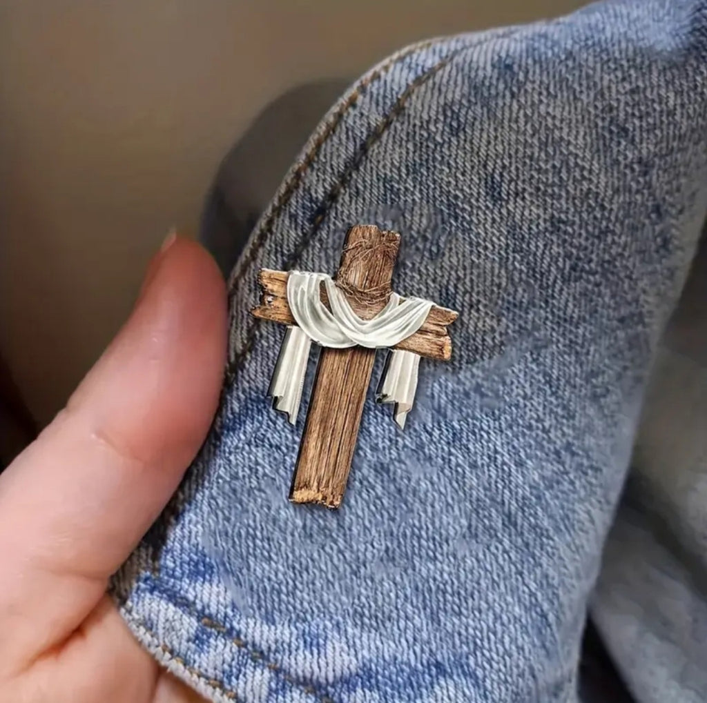 Broche cristiano cruz con manto blanco en chaqueta