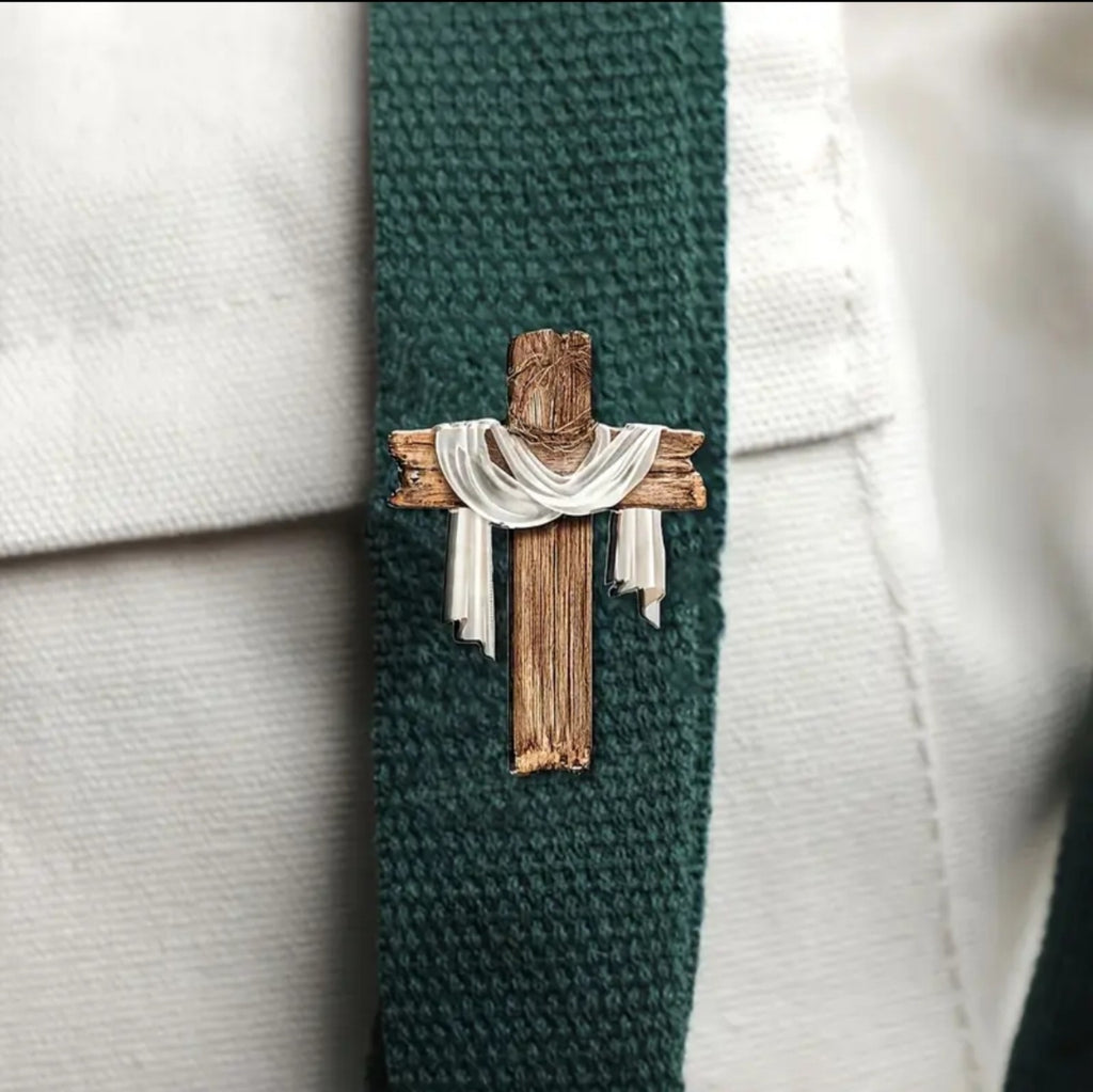 Pin cristiano cruz de la resurrección usado en corbata