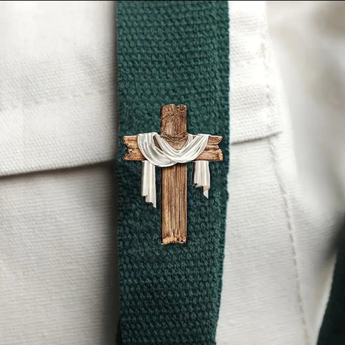 Pin cristiano cruz de la resurrección usado en corbata