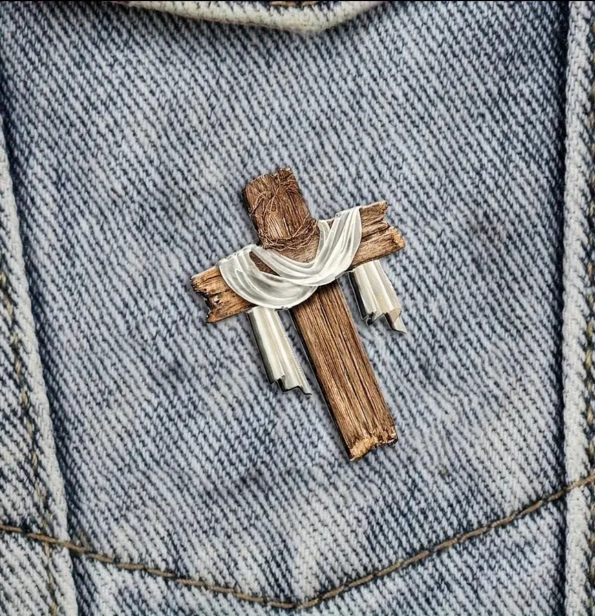 Broche pin cristiano cruz con manto para ropa