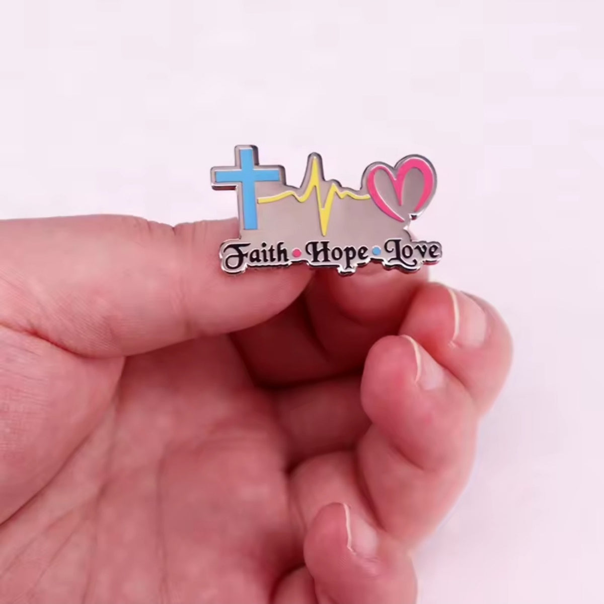 Pin cristiano metálico Fe Esperanza Amor con cruz, latido y corazón
