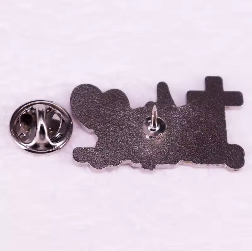Parte posterior y broche del pin cristiano metálico Fe Esperanza Amor