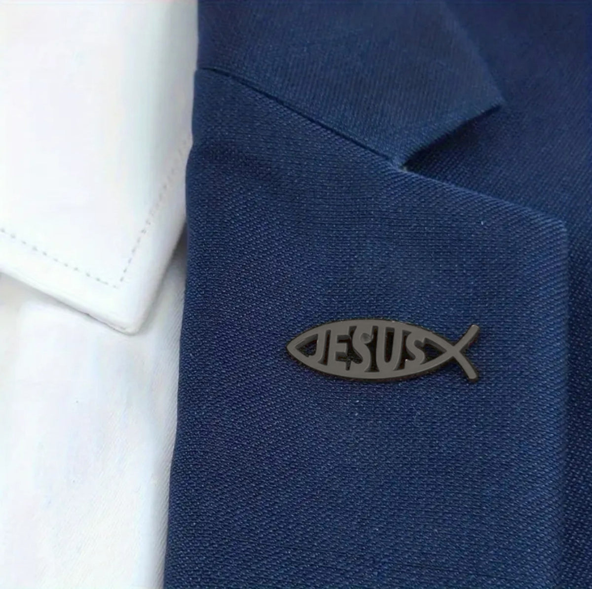 Pin cristiano Ichthys Jesús negro usado en solapa de traje