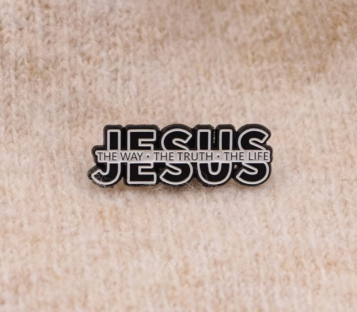 Pin cristiano JESUS The Way The Truth The Life sobre fondo claro